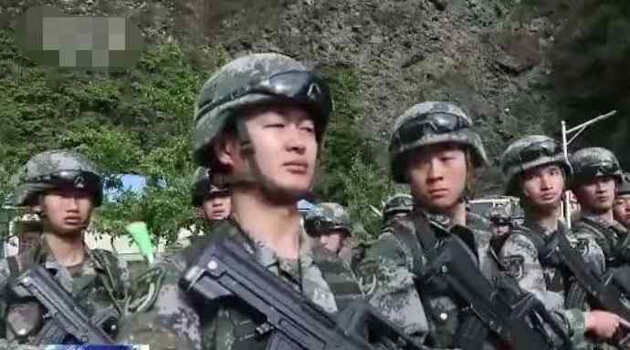 边防战士将结婚照贴在帽子里 到底原因是什么