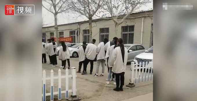 驾校内众人披白袍场面惊悚 教练回应