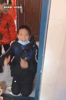 儿子带众多同学来家里吃饭现场欢乐 进门时一幕让妈妈笑翻了！