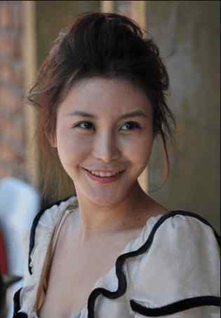 宁愿坐在宝马里哭 “宁愿坐在宝马里哭”的女孩，十年过去了，如今她生活的怎么样？