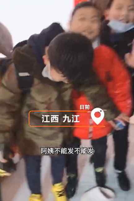 儿子带众多同学来家里吃饭现场欢乐 进门时一幕让妈妈笑翻了！