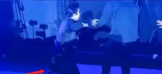 薛之谦演出时掉下舞台  怎么回事看起来十分痛苦（图）