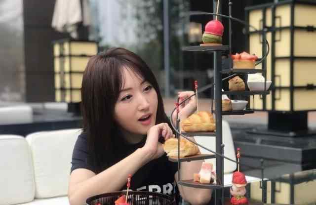 杨钰莹近况 49岁杨钰莹无修图近照，人依旧美如当年，而身旁包包暴露其现状