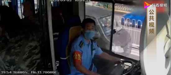 公交车乘务员浴血夺刀救乘客 向奋不顾身的英雄致敬