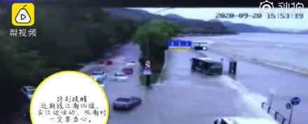 钱塘江潮水冲上路面冲跑车辆 监控视频大曝光