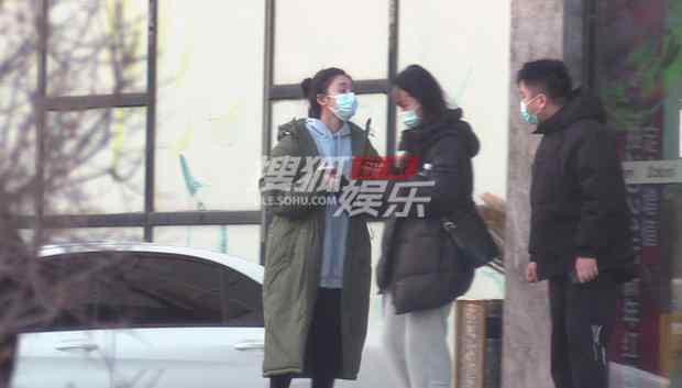 林允素颜 独家：林允素颜逛装修公司 穿军绿羽绒服超保暖文章配图
