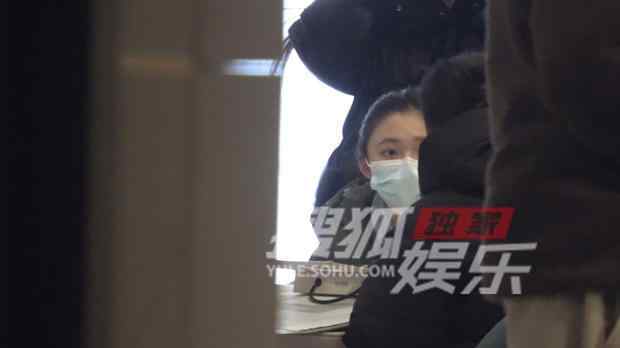 林允素颜 独家：林允素颜逛装修公司 穿军绿羽绒服超保暖