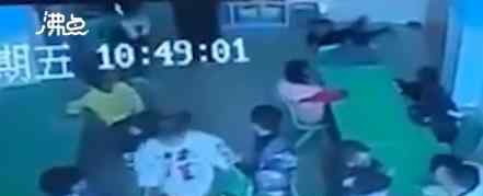 幼师摔打男童致骨折称被门误夹 到底发生了什么