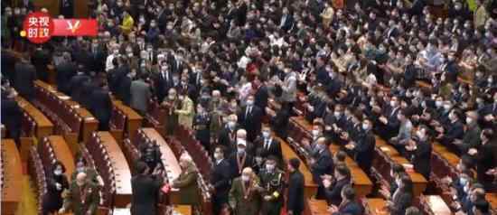 志愿军老兵入场全场起立 向老英雄们致敬
