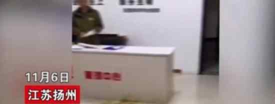 扬州一女子向物业办公室泼粪 具体怎么一回事