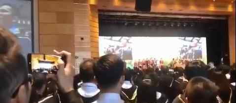 香港大学毕业典礼毕业生高唱国歌 网友：一股清流啊