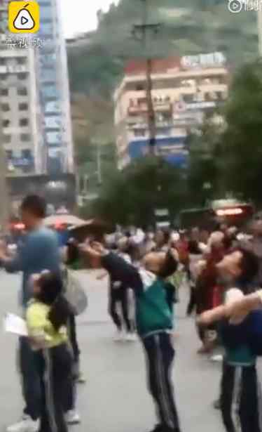 贵州一小区高层现金被吹落 钞票雨来了