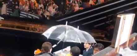 蔡徐坤给张凯丽让伞 真是一个大暖男