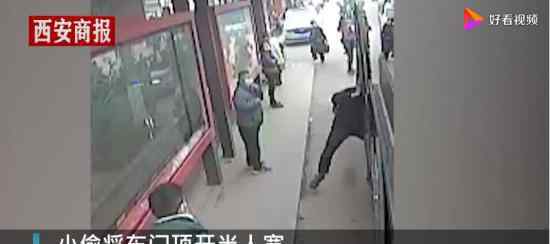小偷行窃逃跑时头被公交车门卡住 这场面也是十分搞笑了