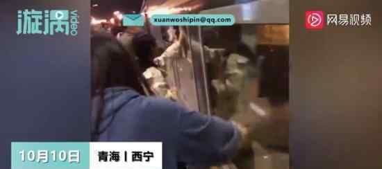 乘客坐火车为看风景集体擦车窗 具体是什么情况