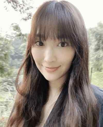 张燊悦 吴佩慈喜当妈后首露面，与谢霆锋前女友拍贴头照，大钻石耳钉抢镜