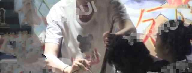 李云迪女友 李云迪有女友了？一起吃火锅，女方将不爱吃的东西都给他