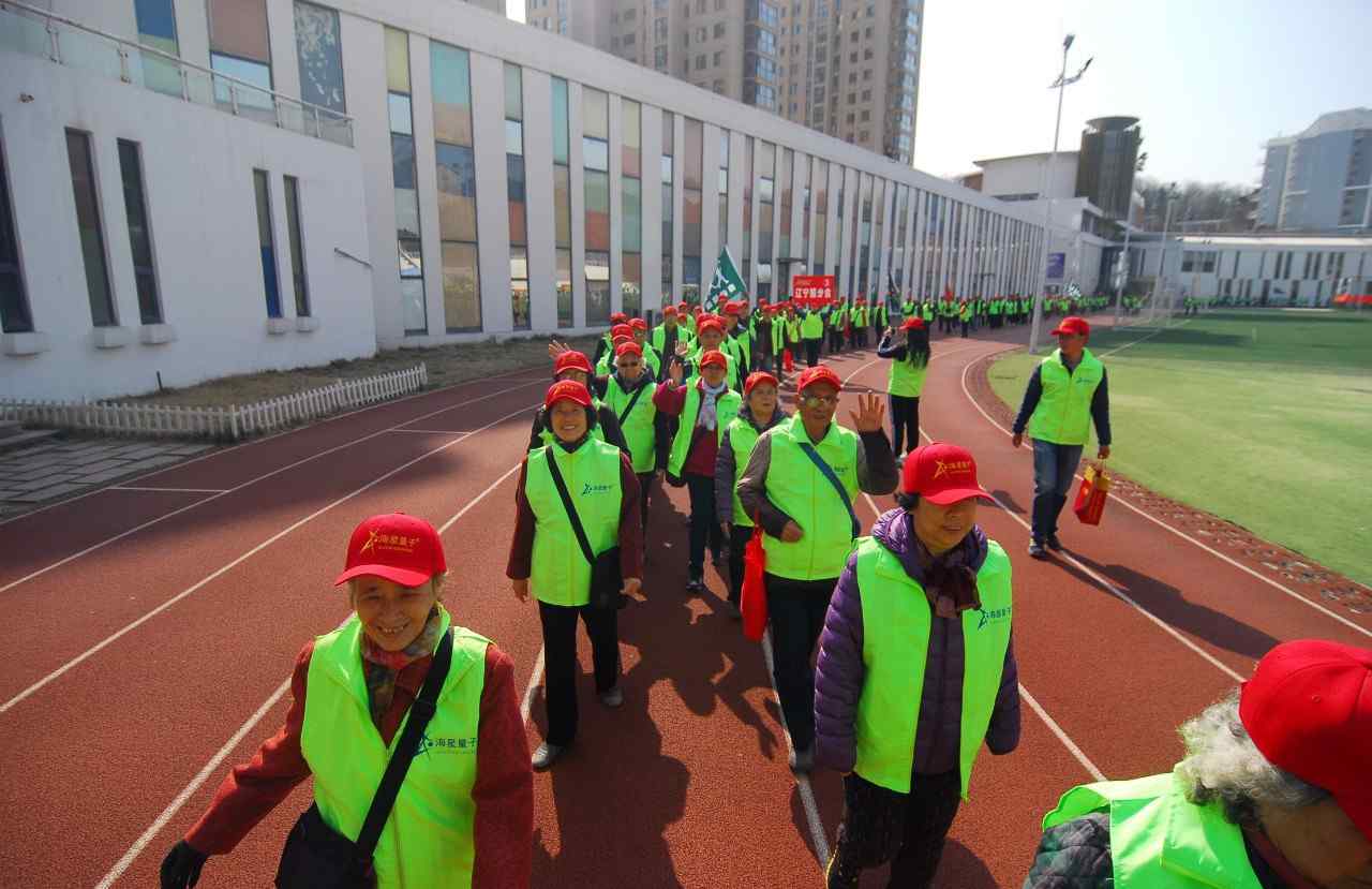 城市生活信报 拥抱春天 千人走起 城市信报“海星杯”自然健康快步走共计40个分支参与