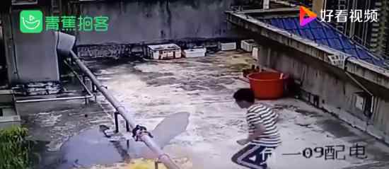 广西13岁男孩屋顶纵火 到底怎么回事