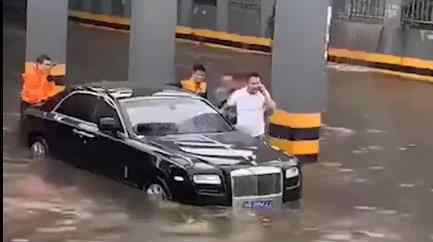 因暴雨被困劳斯莱斯车主还有8辆 究竟原因是什么