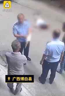男子街头猛踹70岁老兵被捕 行为令人发指