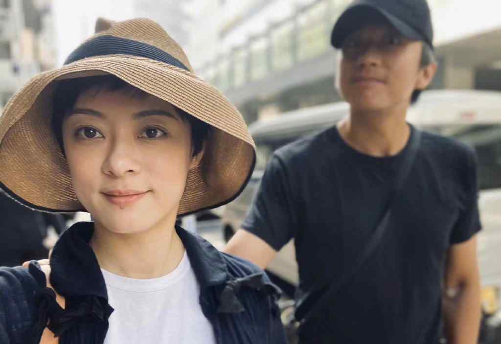 邓超孙俪结婚照片 孙俪分享一家人手绘画，邓超画与孙俪结婚证件照，儿子等等吐槽语绝了