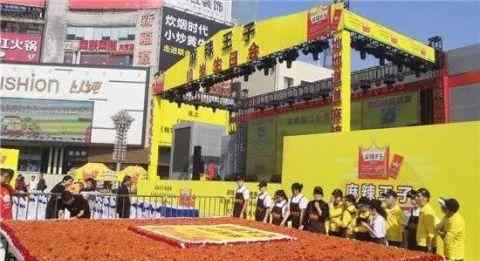 辣条蛋糕见过吗巨型辣条蛋糕亮相长沙街头
