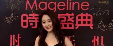 邢菲走红毯时假发片掉了 内心慌得一批