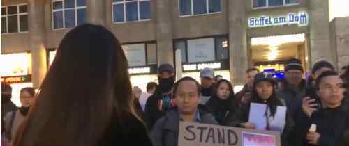 内地姑娘对峙香港示威者 中英德三语灵活切换!为她点赞