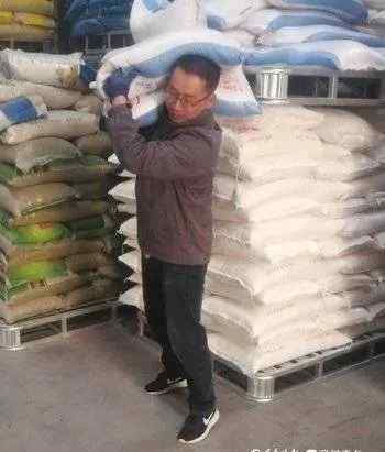 1人1小时装了5吨货！山东一男子接单后“百米冲刺”搬货