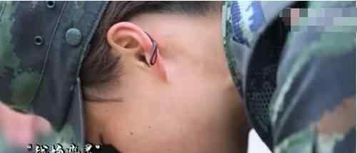 特战女兵身上爬满虫子竟纹丝不动 什么场面
