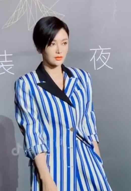 秦岚短发造型 秦岚短发长什么样秦岚病号服西装