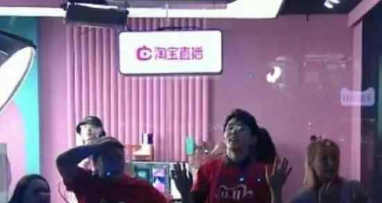 李佳琦趴窗户上看张韶涵好像壁虎 这是什么情况