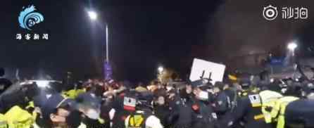 现场!韩国”素媛案”罪犯乘车出狱 什么场面