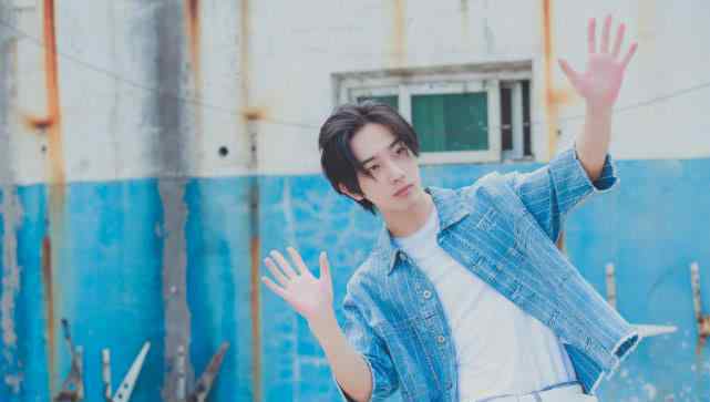 变形记此间少年 曾是《变形计》中的叛逆少年李宏毅，如今穿上古装，简直帅爆了！