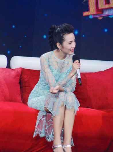 管彤和韩红是什么关系 管彤：她是央视才女，资历超过董卿，因与韩红传绯闻无法主持春晚