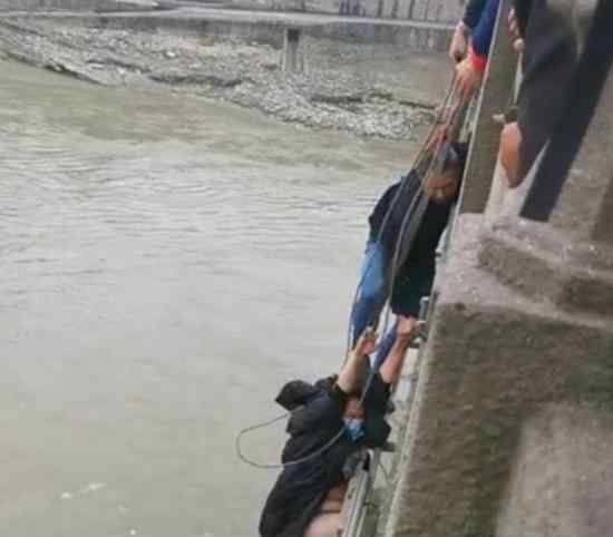 宜宾岷江大桥女子坠桥死亡 具体啥情况