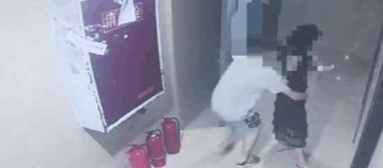 女子等电梯遭男子猥亵 具体是什么情况