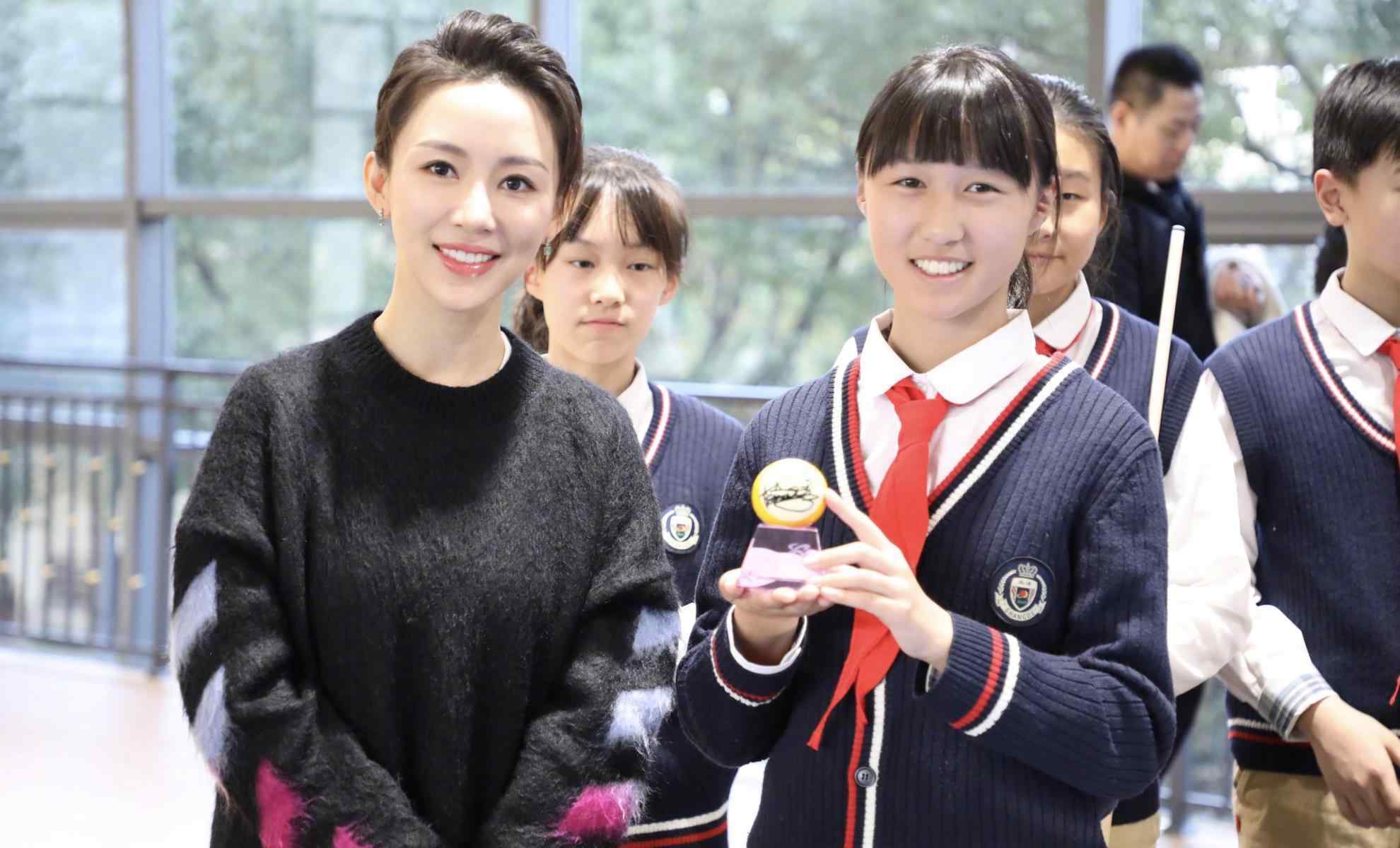 潘晓婷显阴沟 九球天后潘晓婷，曾拒绝富豪追求38岁依然单身，颜值身材凸显韵味