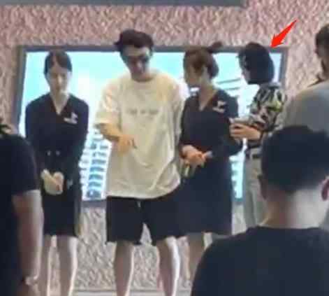 王思聪带女生现身楼盘看房 具体是什么情况