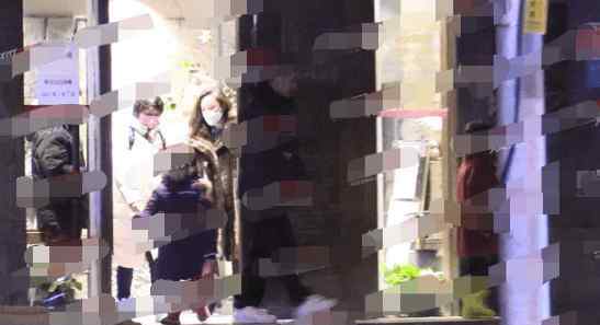 霍思燕 女人间的斗艳？杜江一家与友人聚餐，霍思燕一身皮草宛如贵妇