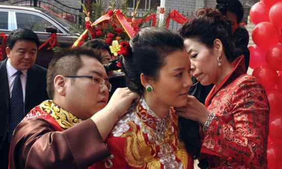 冯引亮 曾经的山西首富，7年就败光1百多亿家产，两任妻子都是女明星