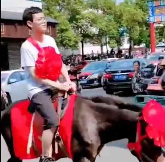 男生考北大骑马戴红花返乡 现代版衣锦还乡