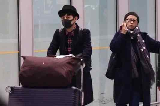 何炅有妻子吗 何炅47岁妻子终露面？陪伴20多年却被否认，何炅到底在怕什么