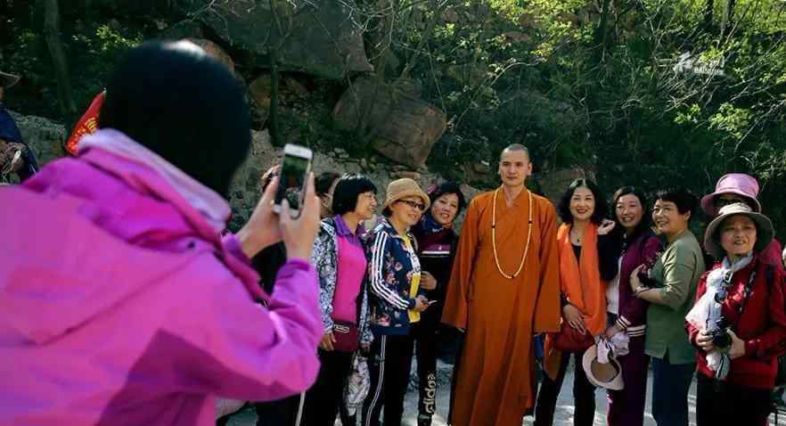 释明心 僧袍露出大肌肉，帅和尚迷倒妹子无数，让我想起释明心当年的盛景