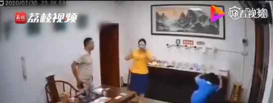 店主回应熊孩子尬舞扯翻一桌翡翠 网友：建议打一顿