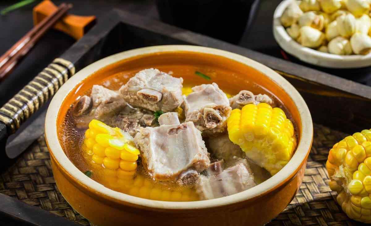 排骨汤怎么炖成奶白色 炖排骨汤时，牢记2个技巧，汤不仅颜色奶白，排骨鲜嫩又好吃