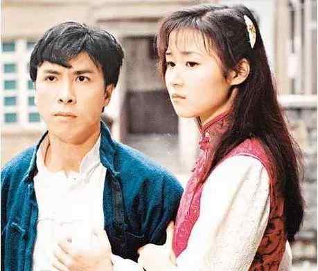 甄子丹和老婆 56岁甄子丹一家近照，和二婚妻子恩爱有加，前妻竟成这般模样文章配图