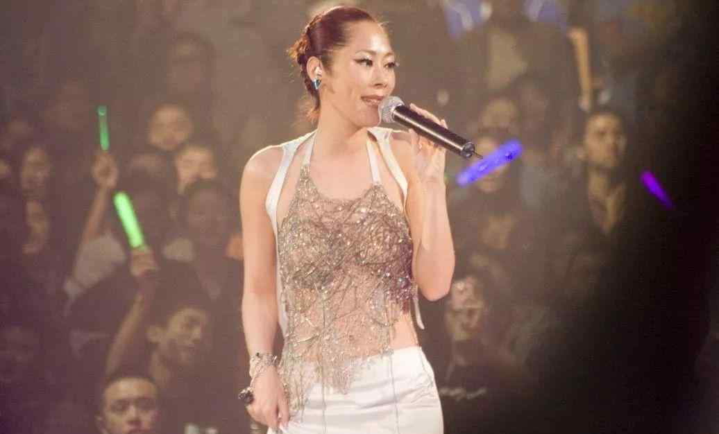 殊利仁波切 当年比王菲还红的歌手，却未婚与活佛生子，如今50岁落魄成这样子
