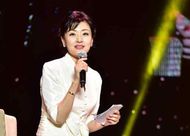 周涛的女儿 前央视一姐周涛，16次登上春晚后嫁富商，女儿却是她一生的痛